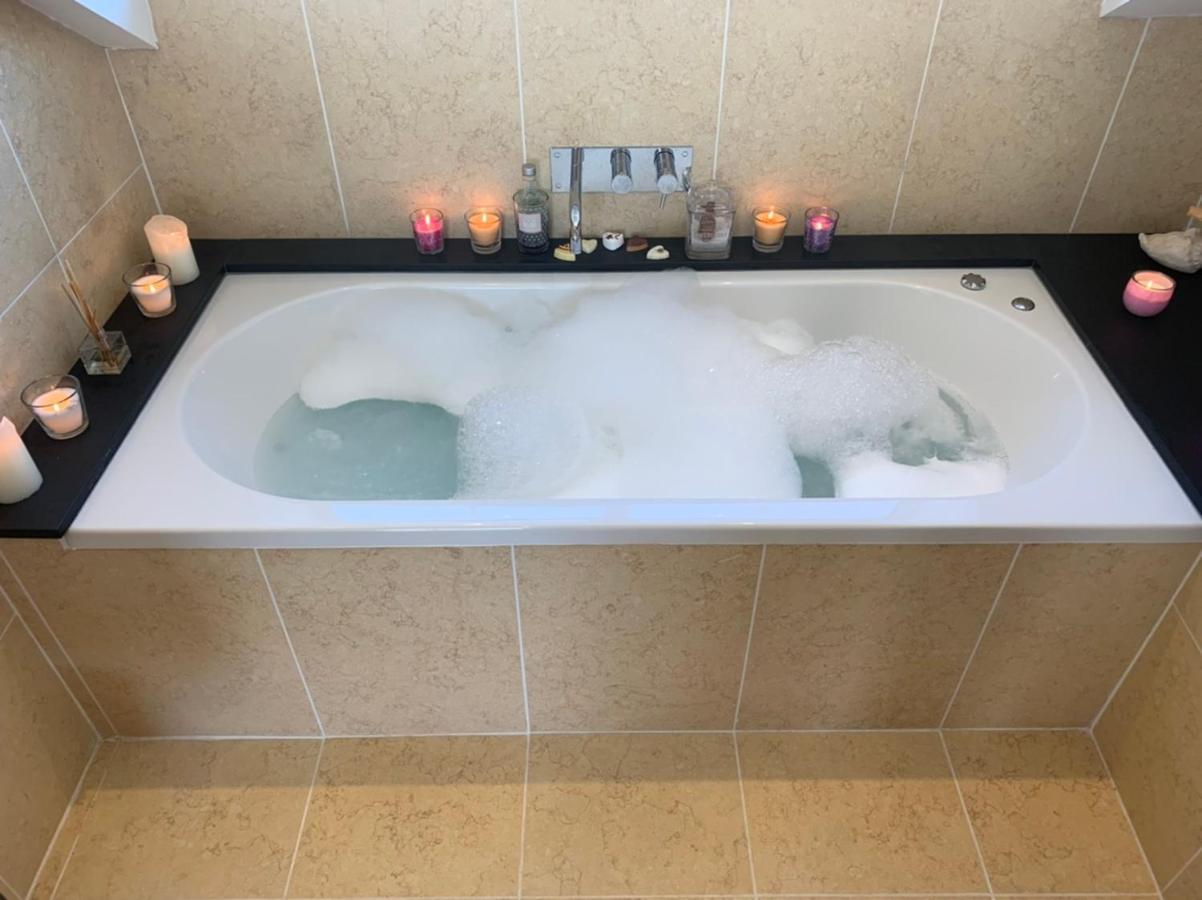 The Penthouse Bowness Luxury Loft Jacuzzi Bath & Complimentary Lakeview Spa Membership 외부 사진