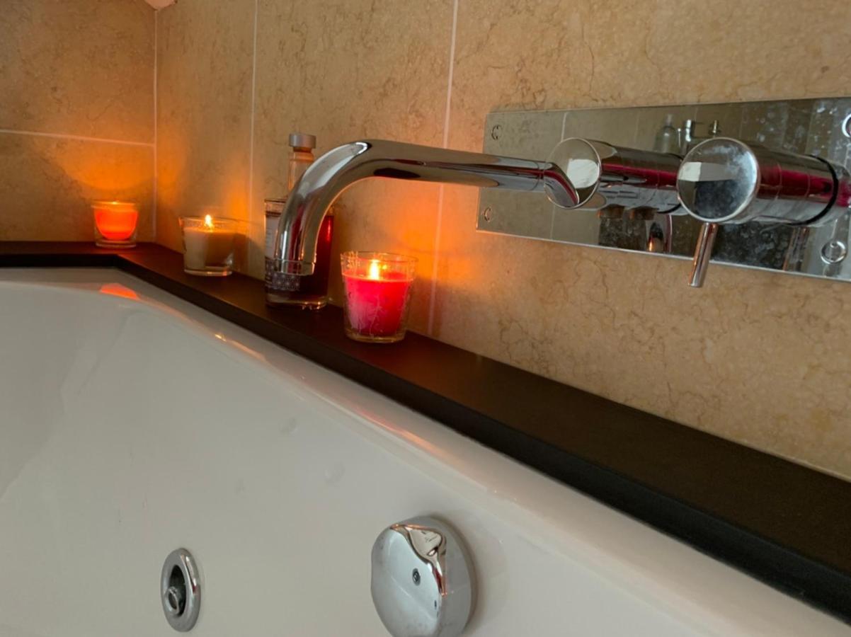 The Penthouse Bowness Luxury Loft Jacuzzi Bath & Complimentary Lakeview Spa Membership 외부 사진