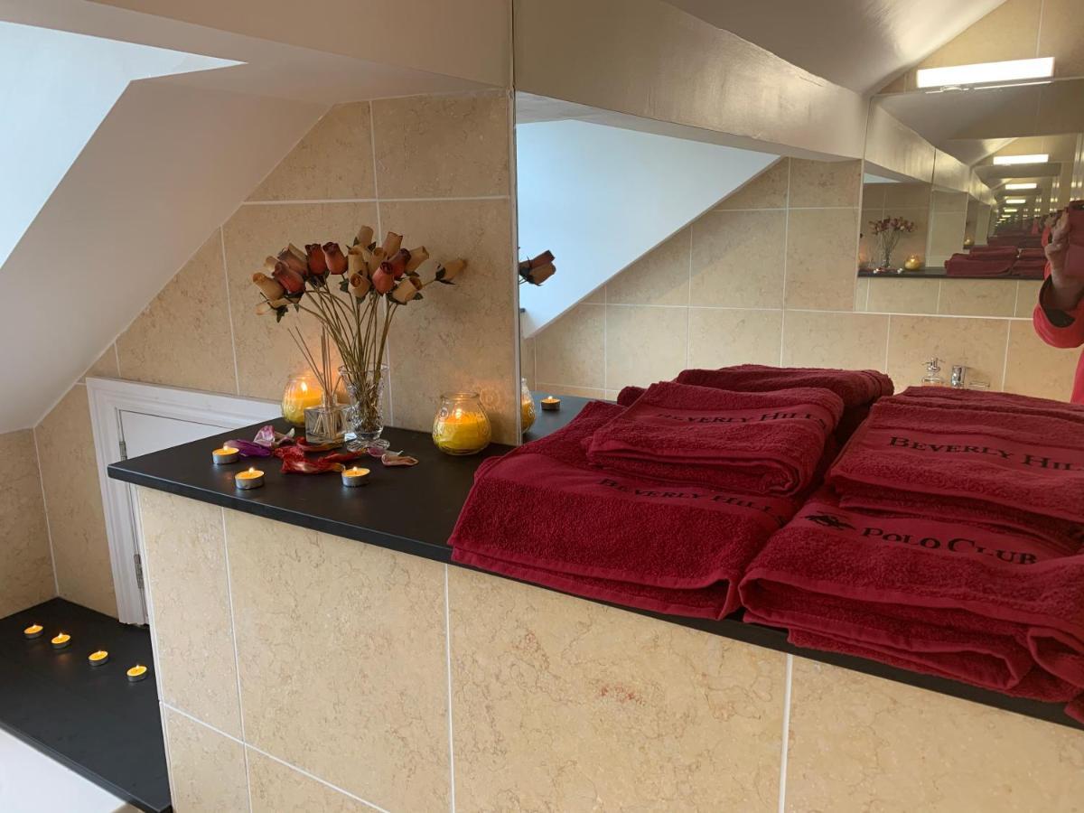 The Penthouse Bowness Luxury Loft Jacuzzi Bath & Complimentary Lakeview Spa Membership 외부 사진