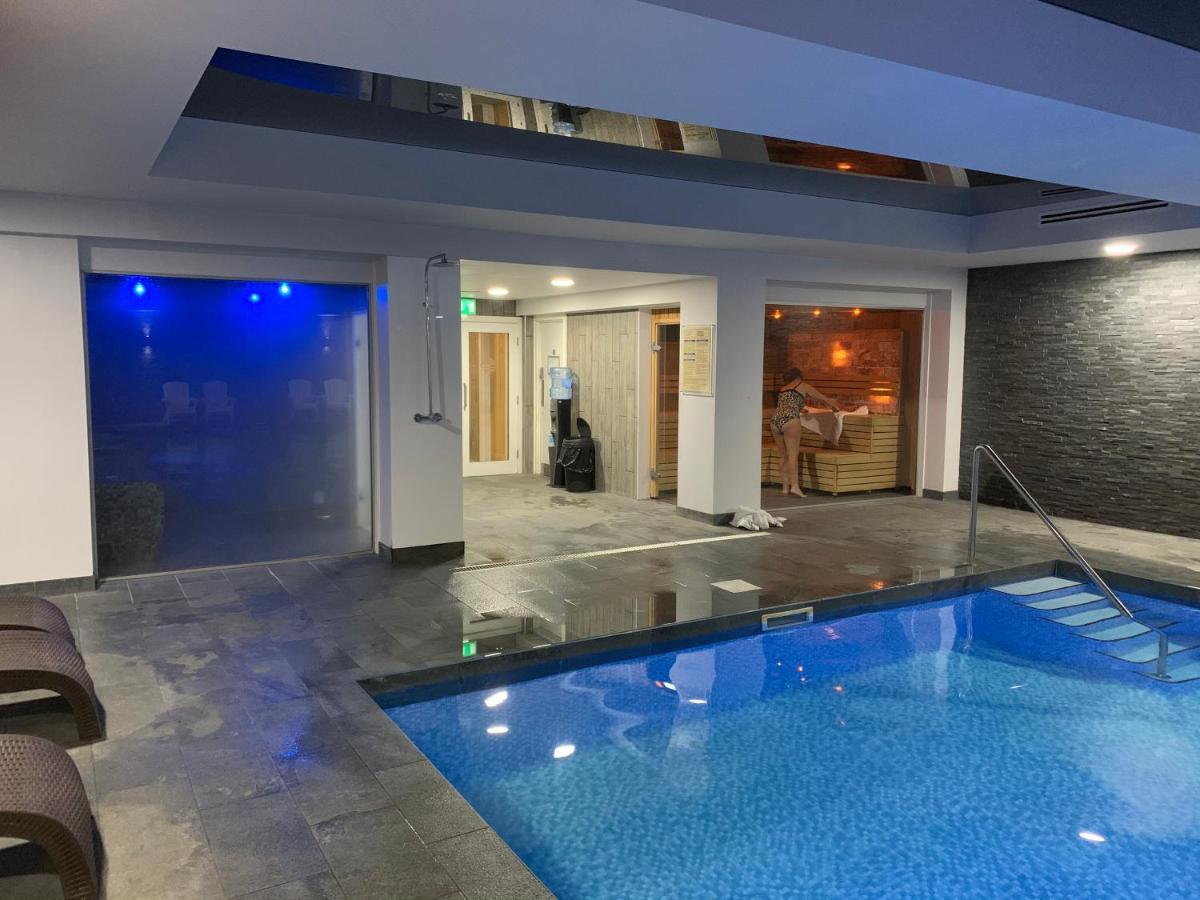 The Penthouse Bowness Luxury Loft Jacuzzi Bath & Complimentary Lakeview Spa Membership 외부 사진