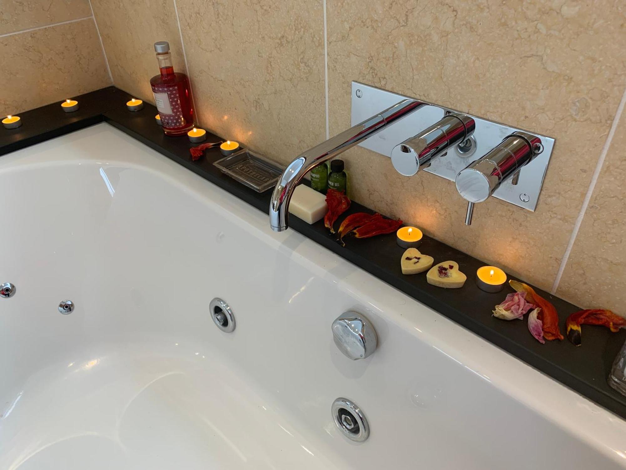 The Penthouse Bowness Luxury Loft Jacuzzi Bath & Complimentary Lakeview Spa Membership 외부 사진