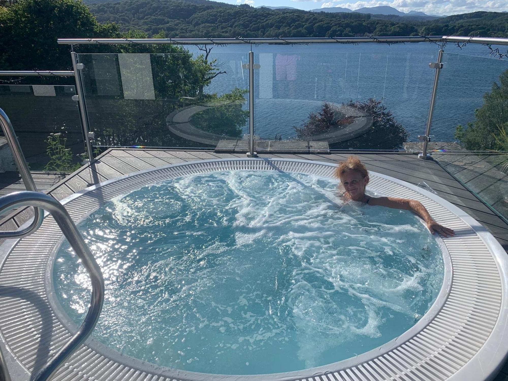 The Penthouse Bowness Luxury Loft Jacuzzi Bath & Complimentary Lakeview Spa Membership 외부 사진