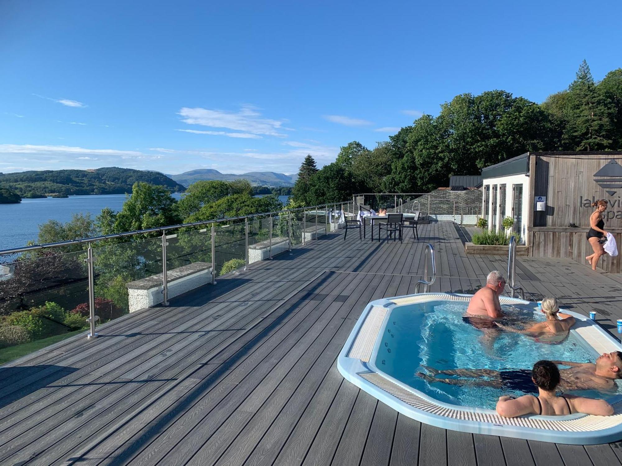 The Penthouse Bowness Luxury Loft Jacuzzi Bath & Complimentary Lakeview Spa Membership 외부 사진