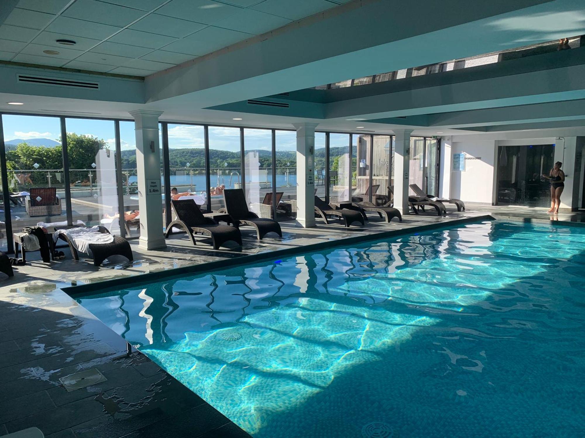 The Penthouse Bowness Luxury Loft Jacuzzi Bath & Complimentary Lakeview Spa Membership 외부 사진